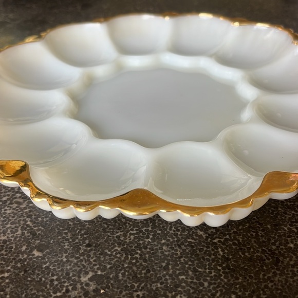 Vintage Anchor Hocking milk glass White w/gold trim Scalloped deviled egg plate - Picture 3 of 7